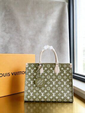 Louis Vuitton MM Green